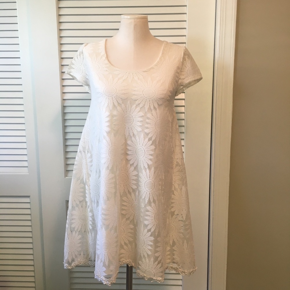 Kimchi Blue Cream Floral Lace Cap Sleeve Dress